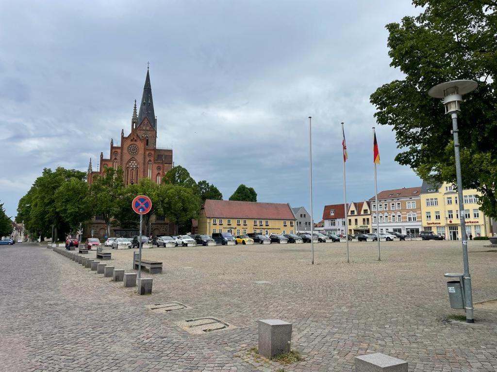 Modern Eingerichtet-Stadtnah-Ferienwohnung Mit Geschirrspueler Und Waschmaschine Friedland  Exteriér fotografie